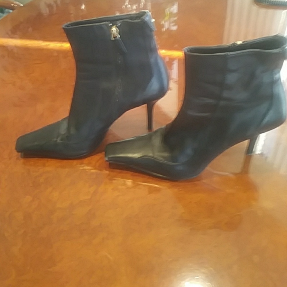 Rare Gucci black leather ankle boots(size 7 1/2)
